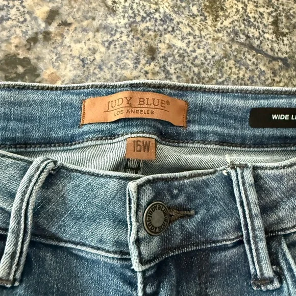 Judy Blue Forgetting You Cropped Blue Jeans with Braided side Detail 16 W - Picture 9 of 15